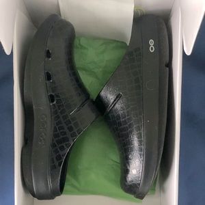 Oofos Limited Black Alligator OOclog Luxe Clog